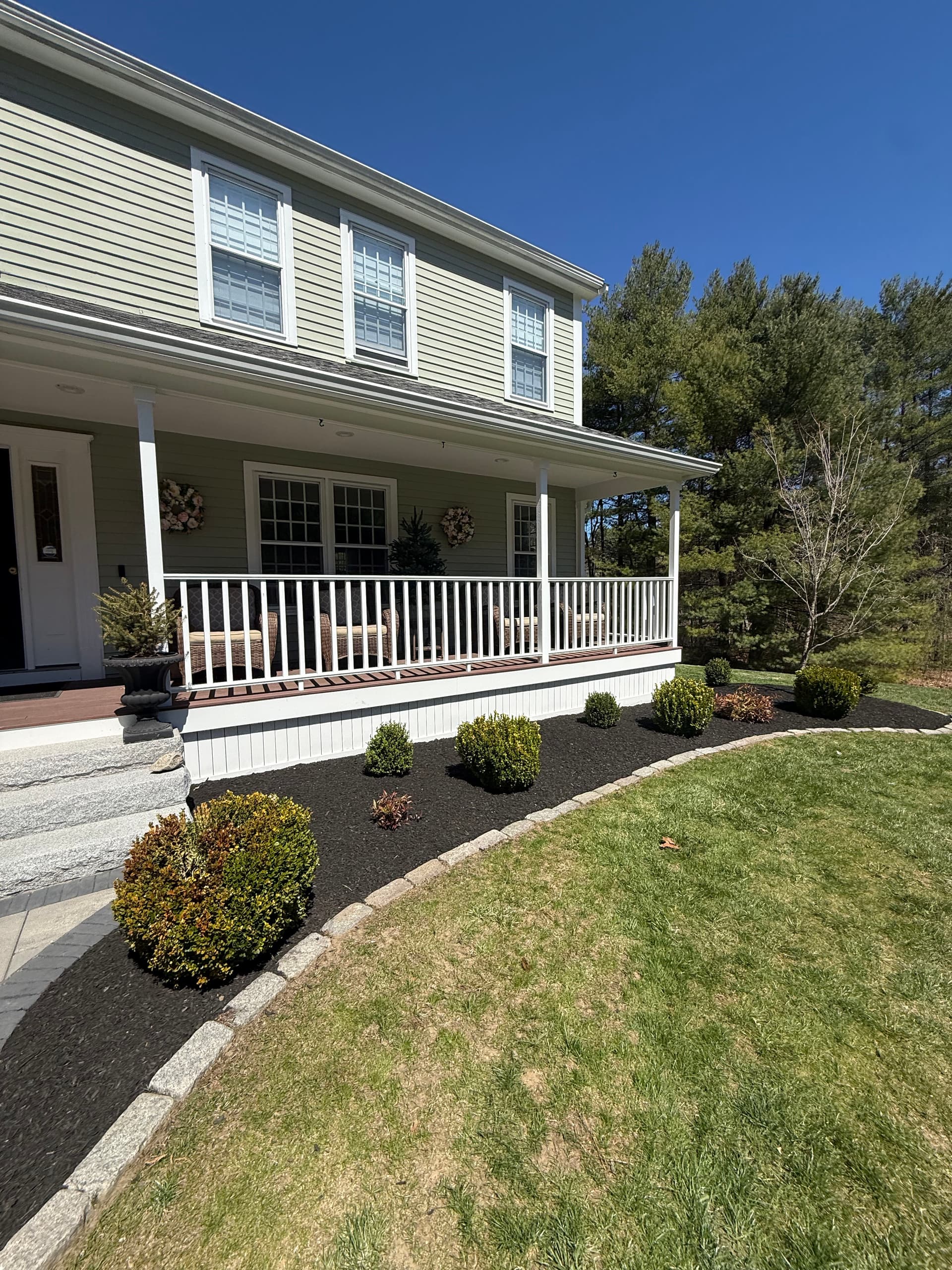 Gallery photos for Fresh Mulch Makes a Front Yard Look Put Together: Image #3