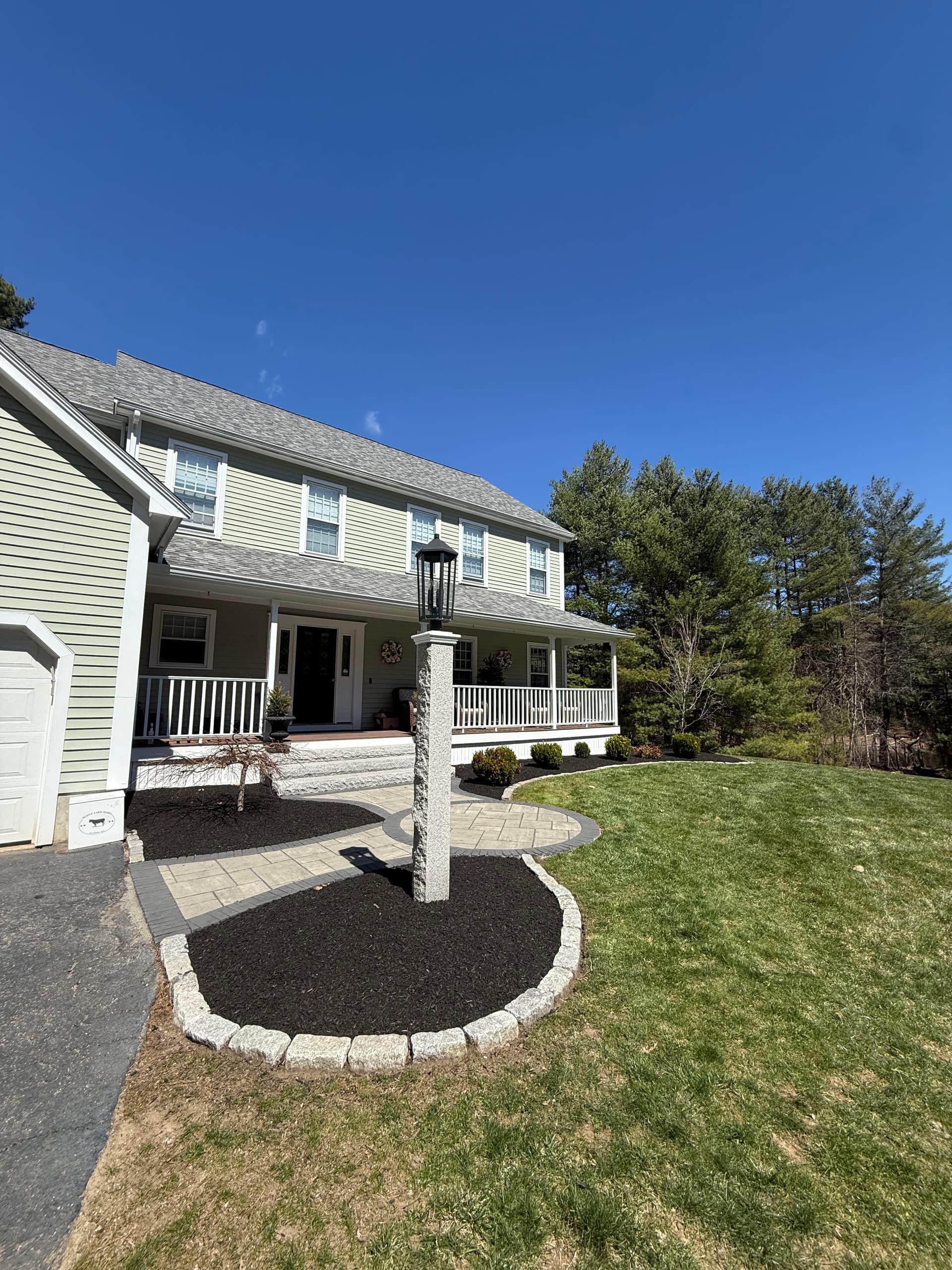 Gallery photos for Fresh Mulch Makes a Front Yard Look Put Together: Image #1