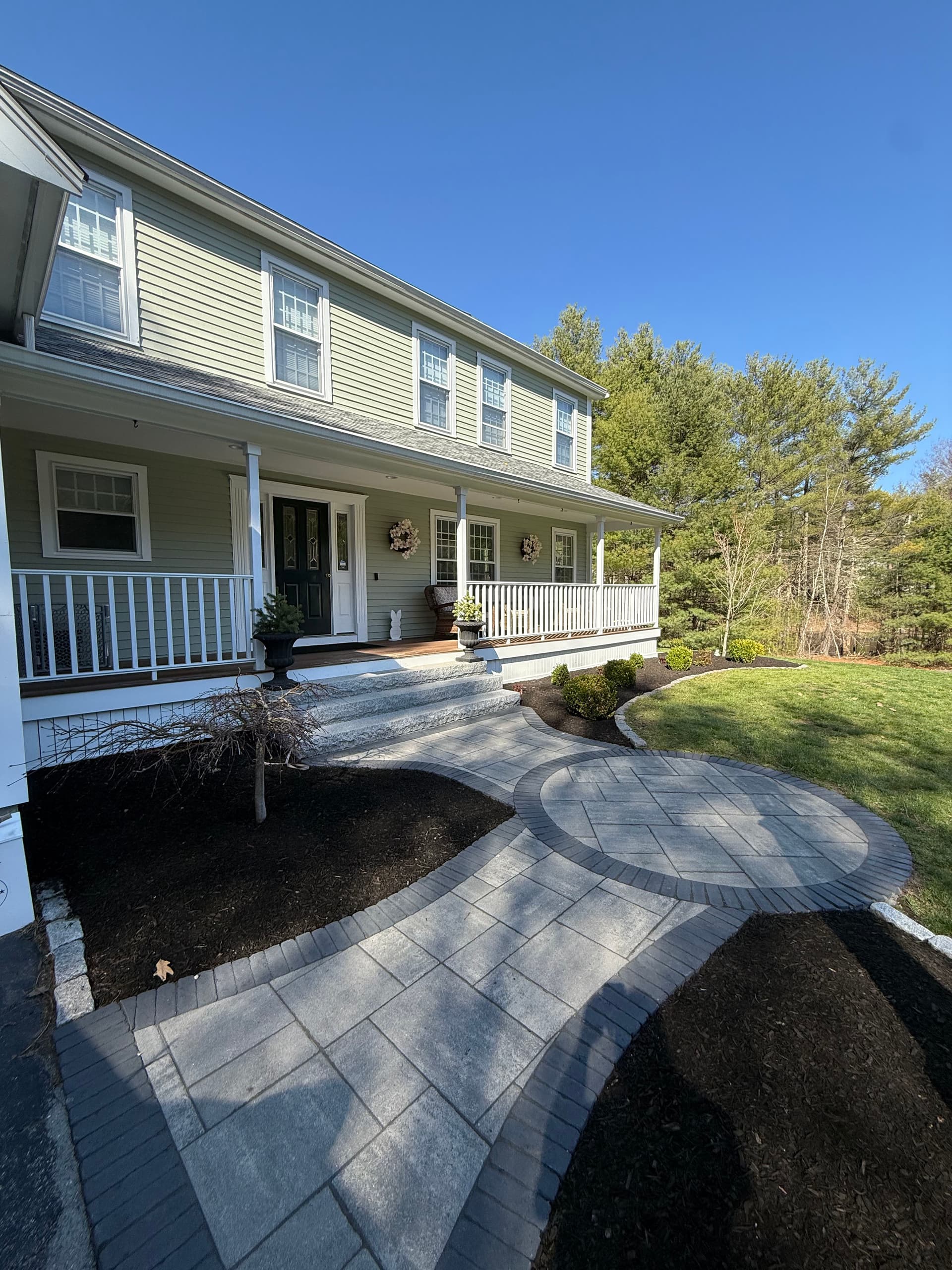 Gallery photos for Revamping Outdoor Spaces with Fresh Mulch and Stone Accents: Image #4