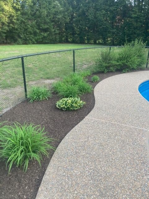 Gallery photos for Spring Cleanup and Mulch Installation Service: Image #3